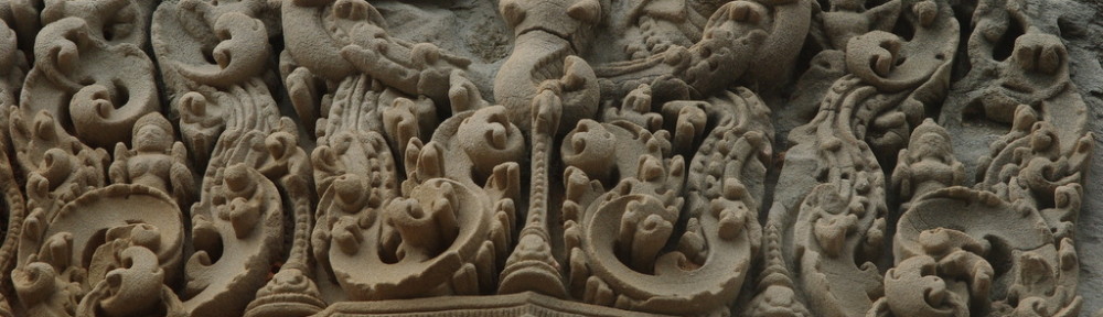 Kunstvolle Ornamente aus Sandstein schmücken diesen Türsturz (Pre Rup)