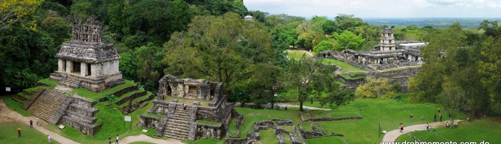 Ruinen von Palenque mit Sonnentempel und Palast (rechts)